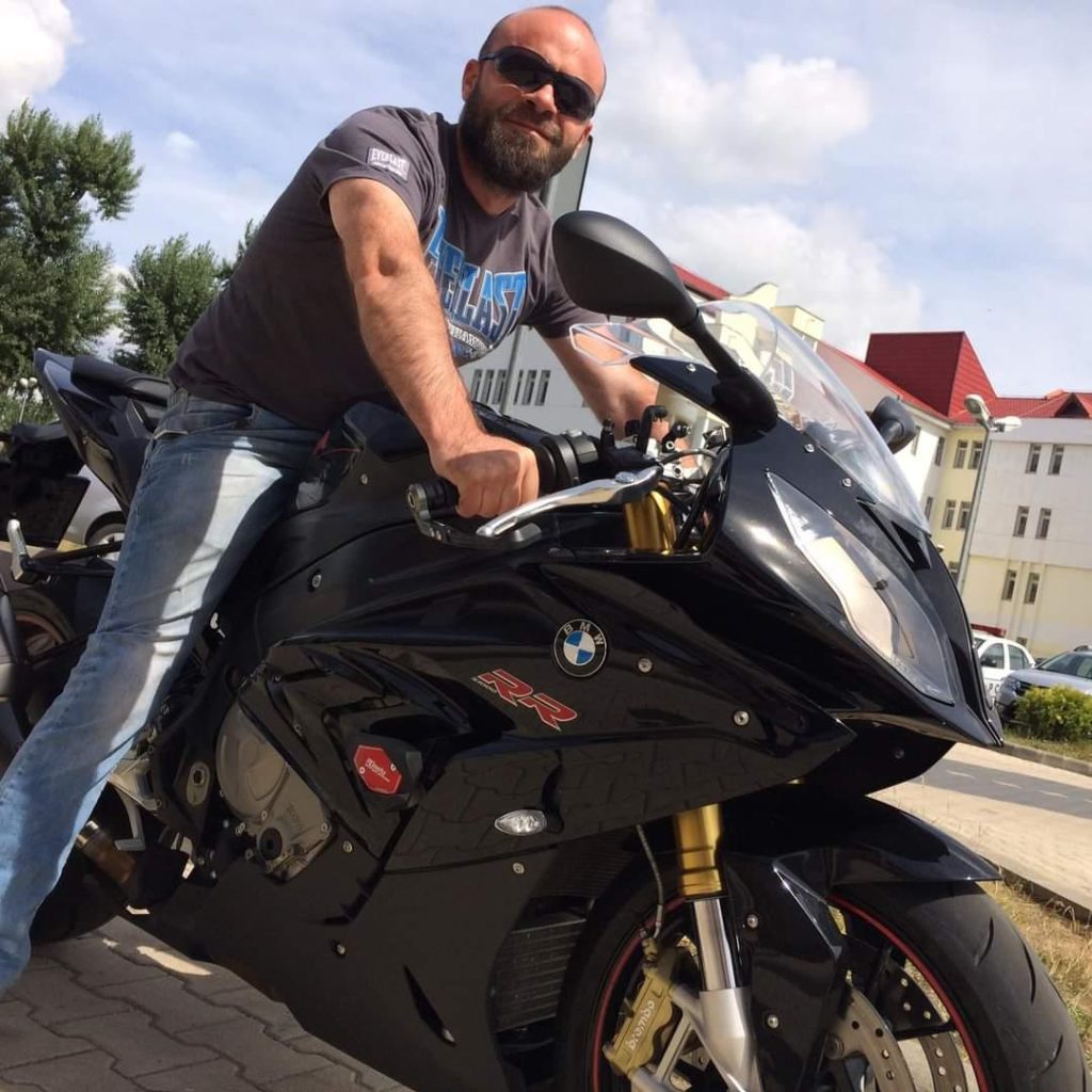 Dezvăluiri Șocante din Justiția Orădeană: Vecinătatea Periculoasă și Falsificarea Rechizitoriului 1 Tuduce Alin, personaj cheie în rețeaua de protecție a mamei abuzive, pozând pe motocicletă
