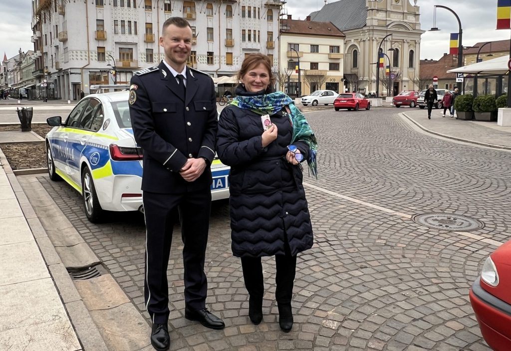 Peste 500 de martisoare preventive create de copii oferite de politisti din Bihor