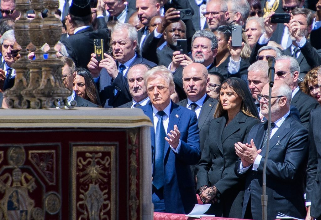 Bolojan in spatele lui Trump la inmormantarea Papei Francisc