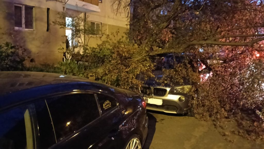 Cod galben de vant puternic in Bihor Atentie la parcare