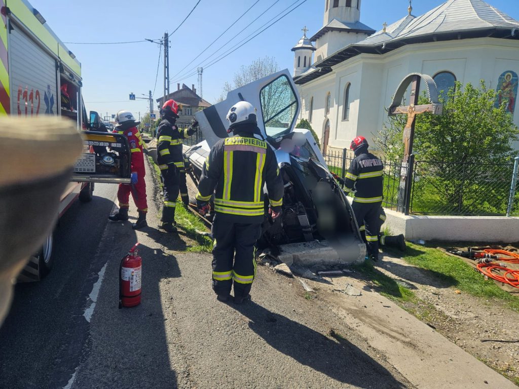 Sofer incarcerat salvat de pompieri dupa accident in Les