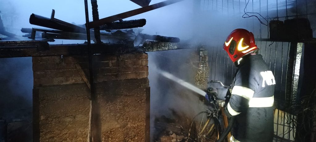 Incendiu puternic la o gospodarie din Holod