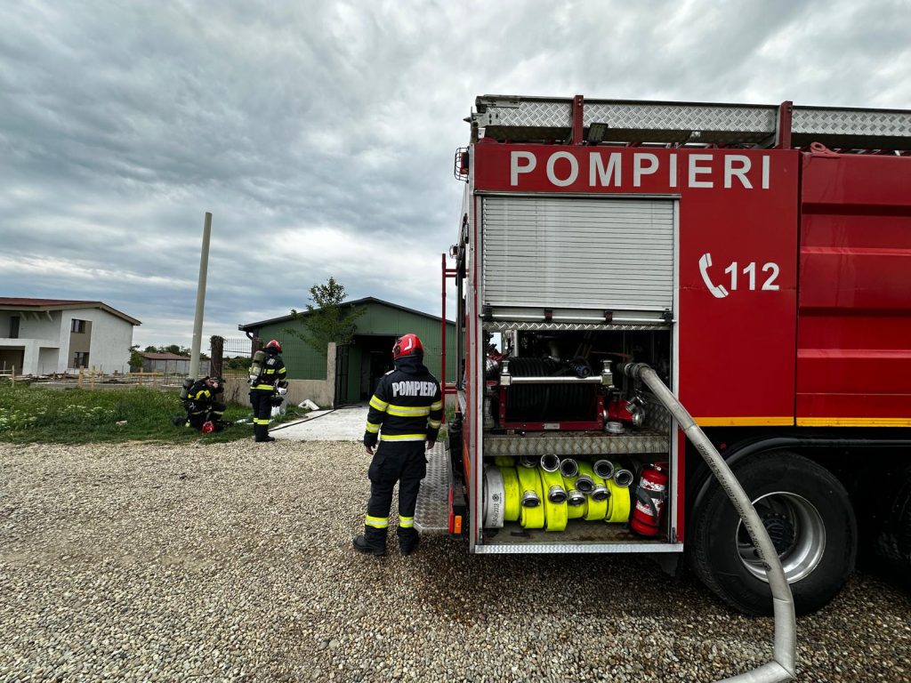 Incendiu violent in Nojorid Pompierii au salvat o casa