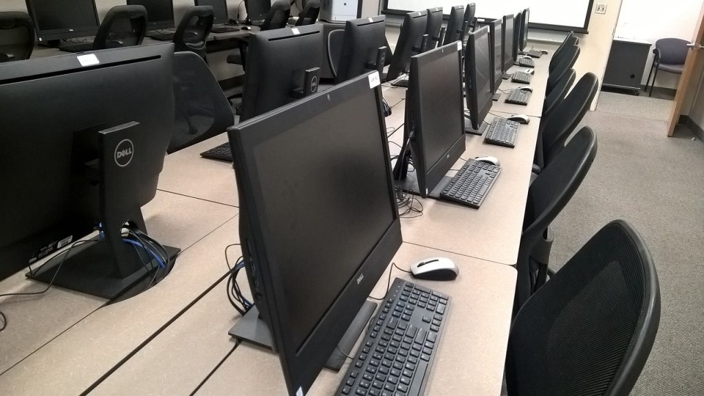Peste 600 de echipamente digitalepentru scolile speciale Bihor