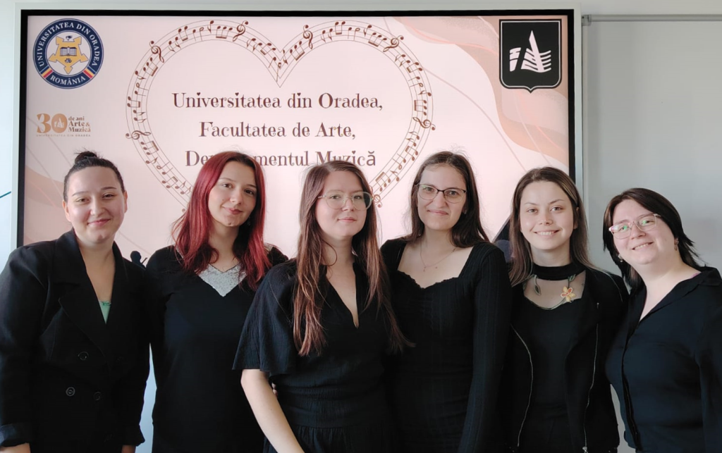 Din note ruginite catre idei stralucite studentele Facultatii de Arte castiga Marele Premiu la S M ART
