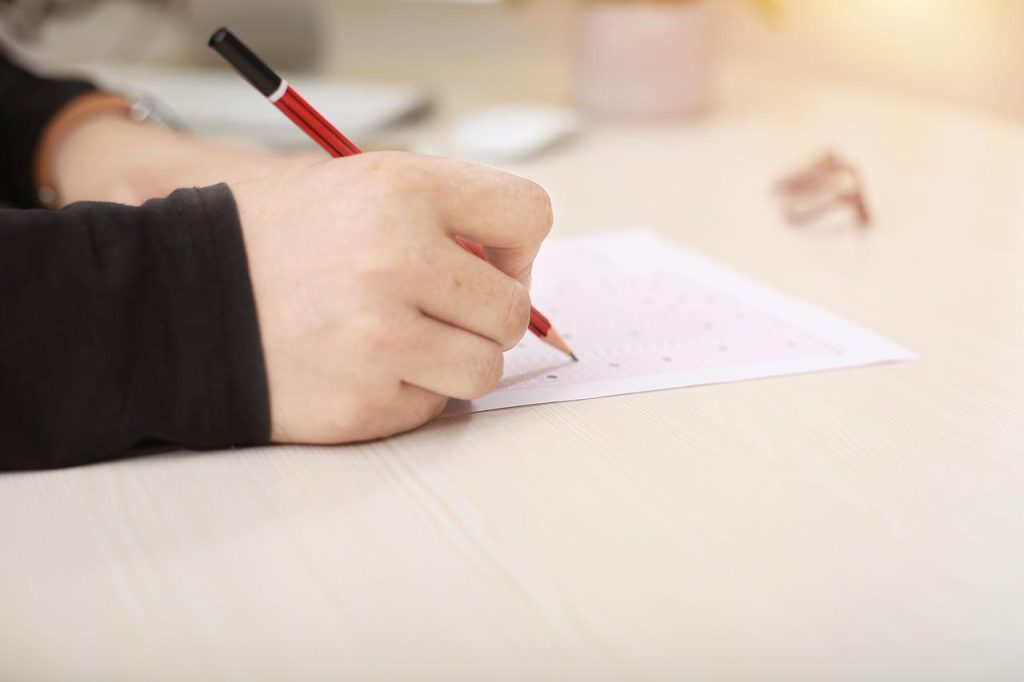 Elevii de clasa a VIII a sustin miercuri proba la Matematica