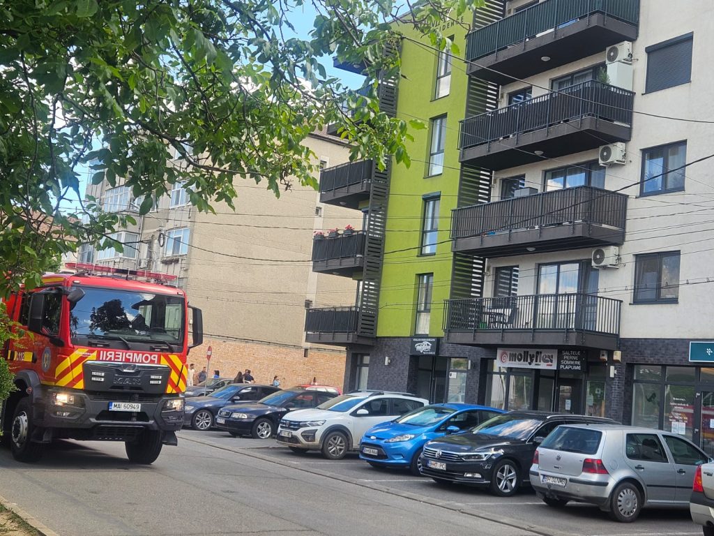Incendiu la un bloc din Oradea 14 autoevacuari