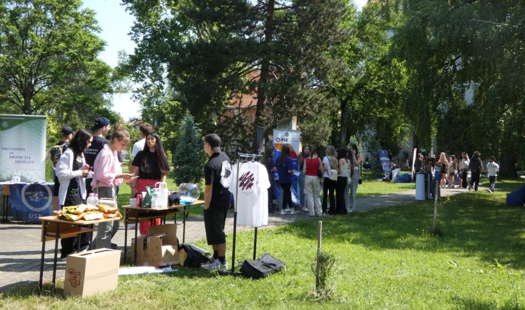 Sute de liceeni din Bihor au fost studenti o zi