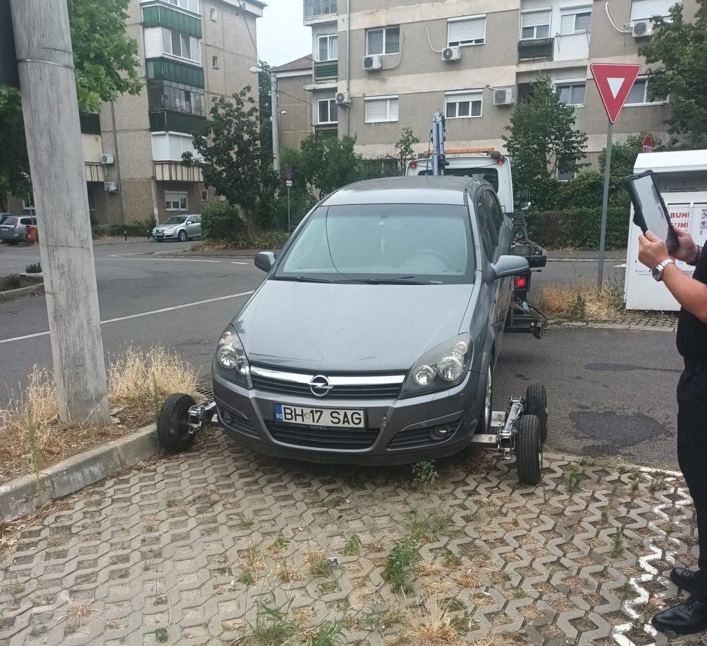 Autovehicul abandonat ridicat din Oradea