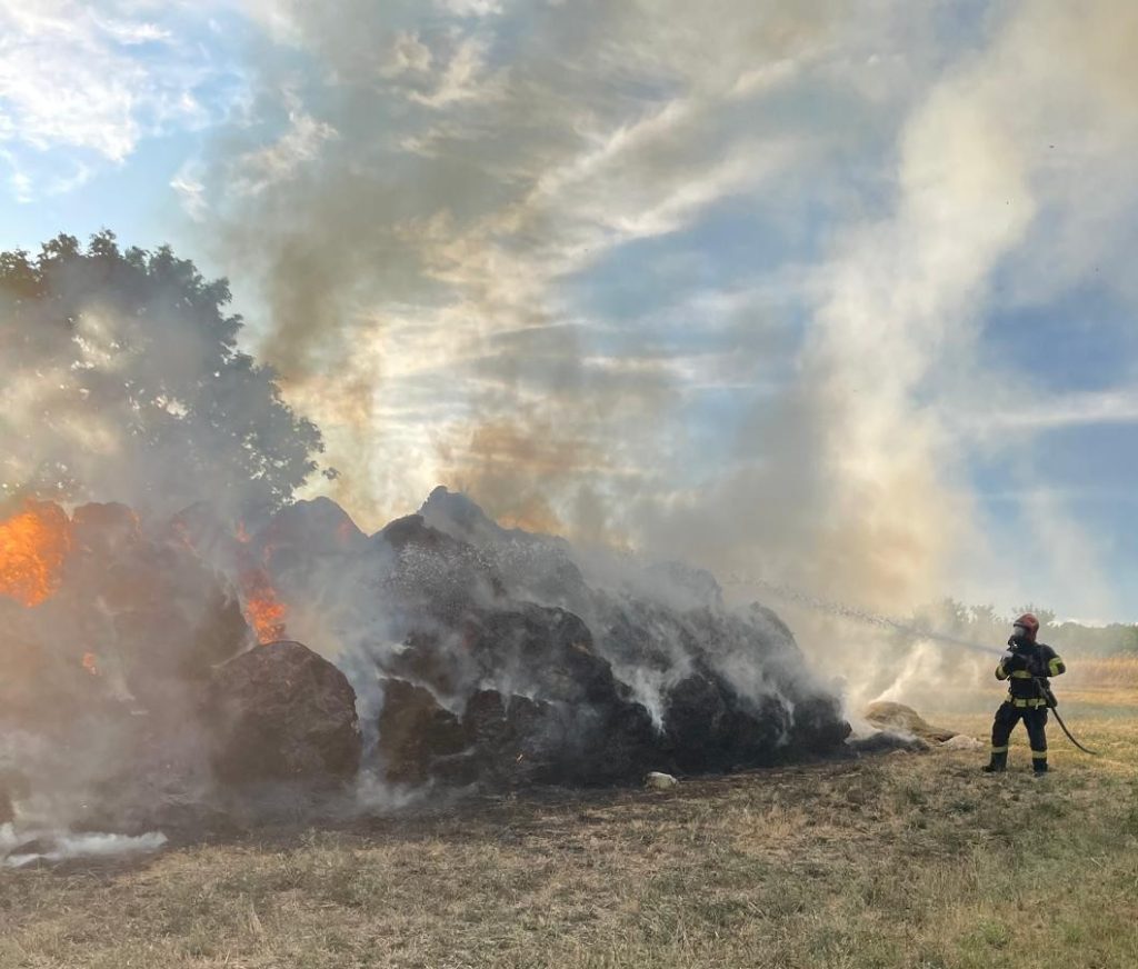 Incendiu puternic la depozitul de furaje din Pocioveliste