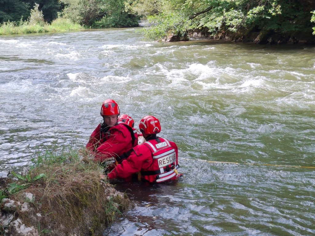Pregatire avansata pentru pompieri in medii acvatice