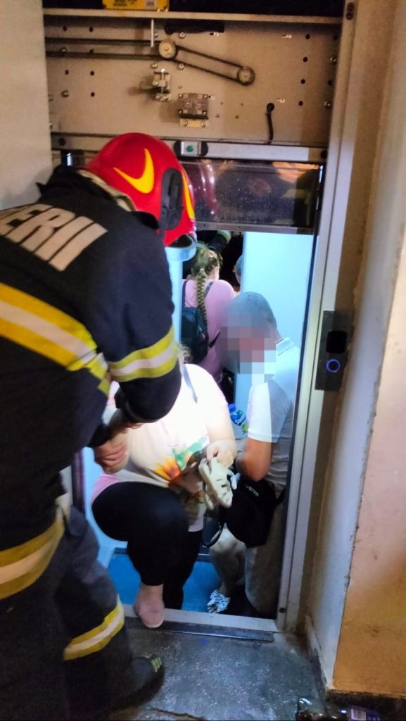 Sase persoane inclusiv doi copii salvate din lift