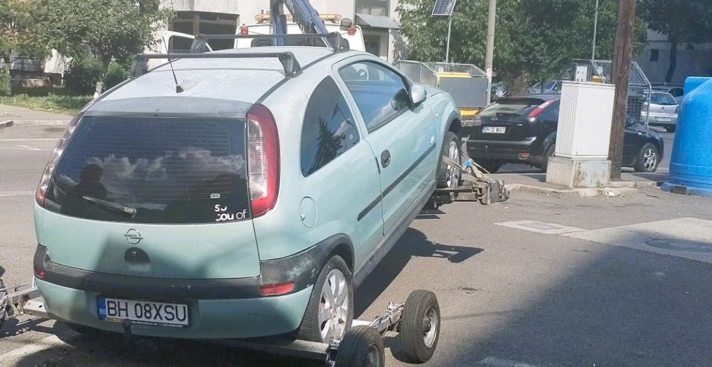 Autovehicul abandonat ridicat din Oradea
