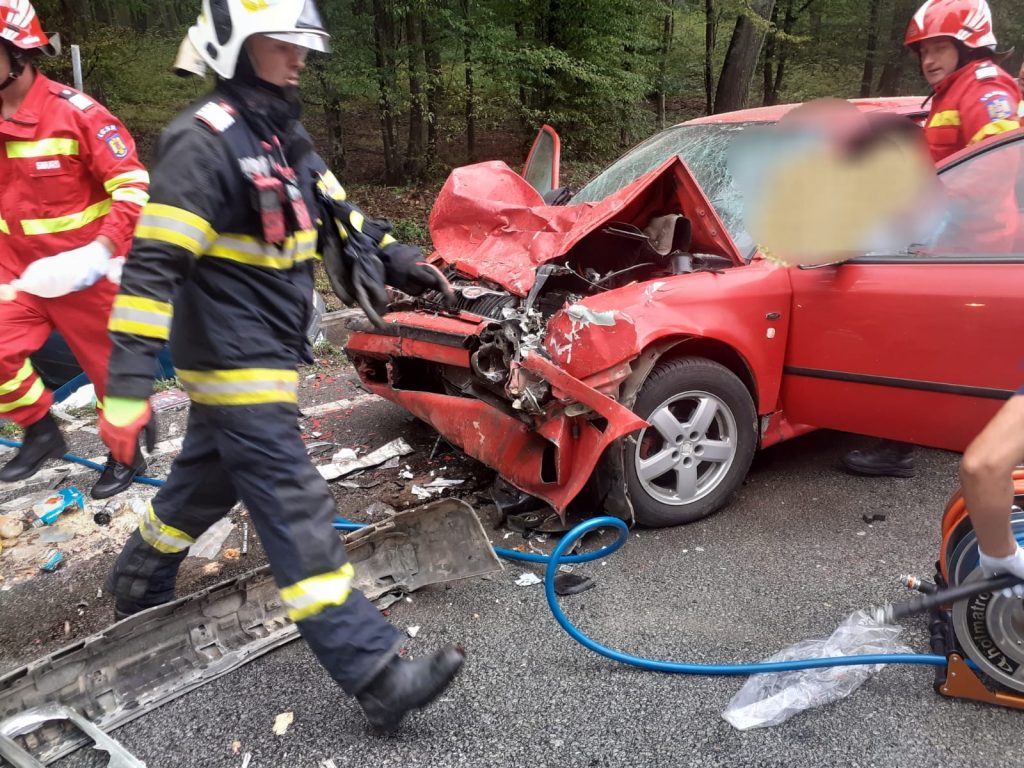 Doi pompieri din Bihor au intervenit la un accident rutier