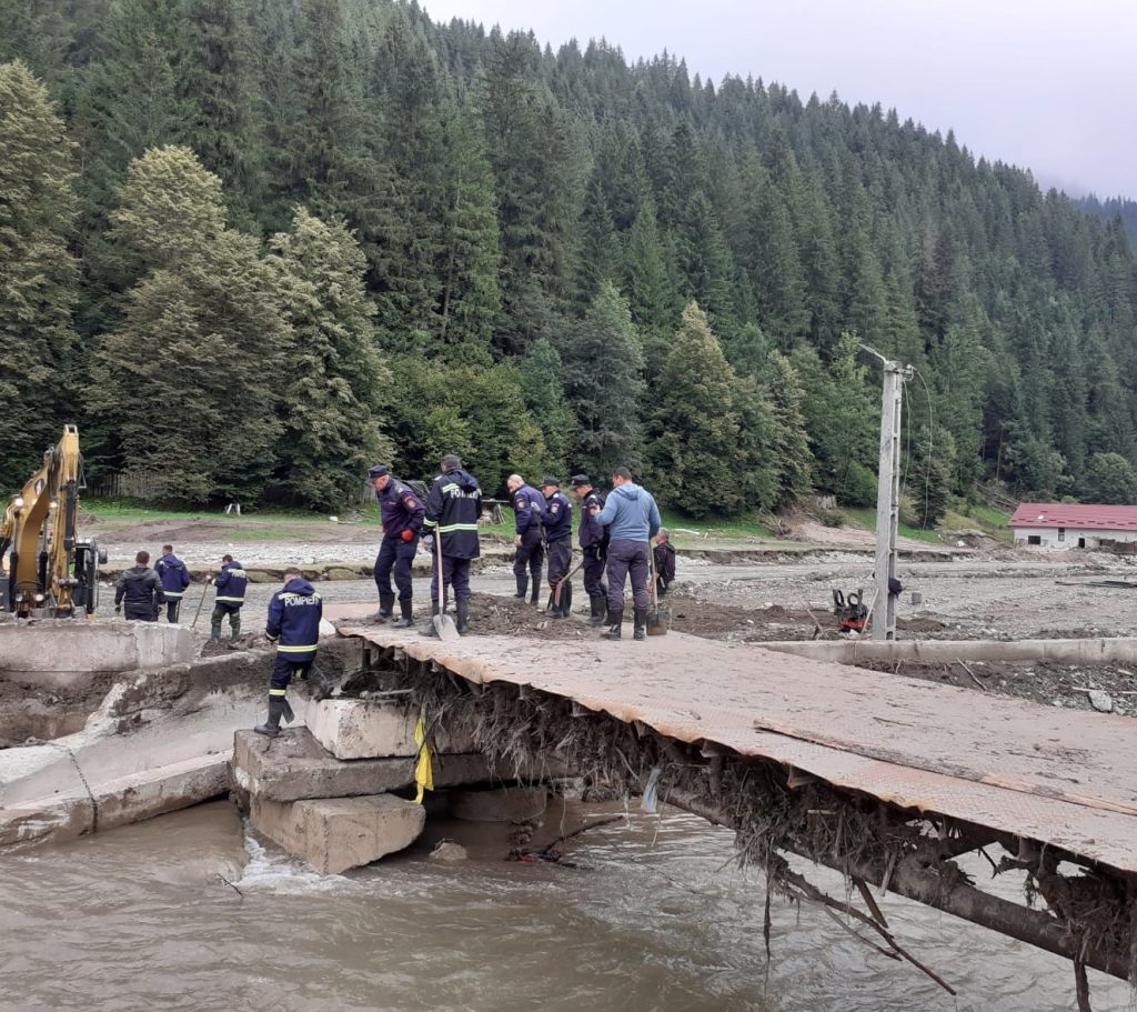 Pompierii bihoreni sprijina victimele inundatiilor din Suceava