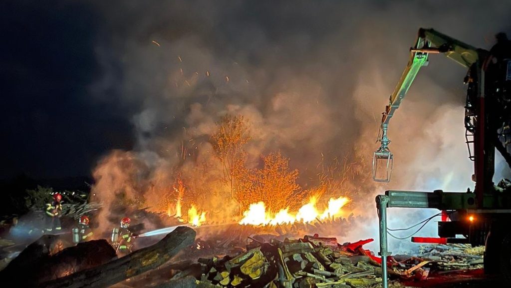 Incendiu de amploare la un depozit de lemn