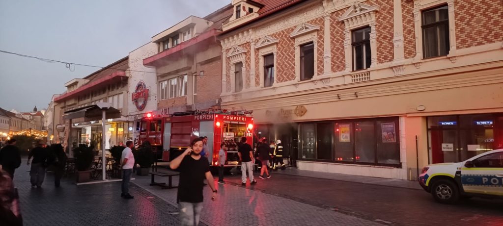 Interventia pompierilor pe pietonala din Oradea