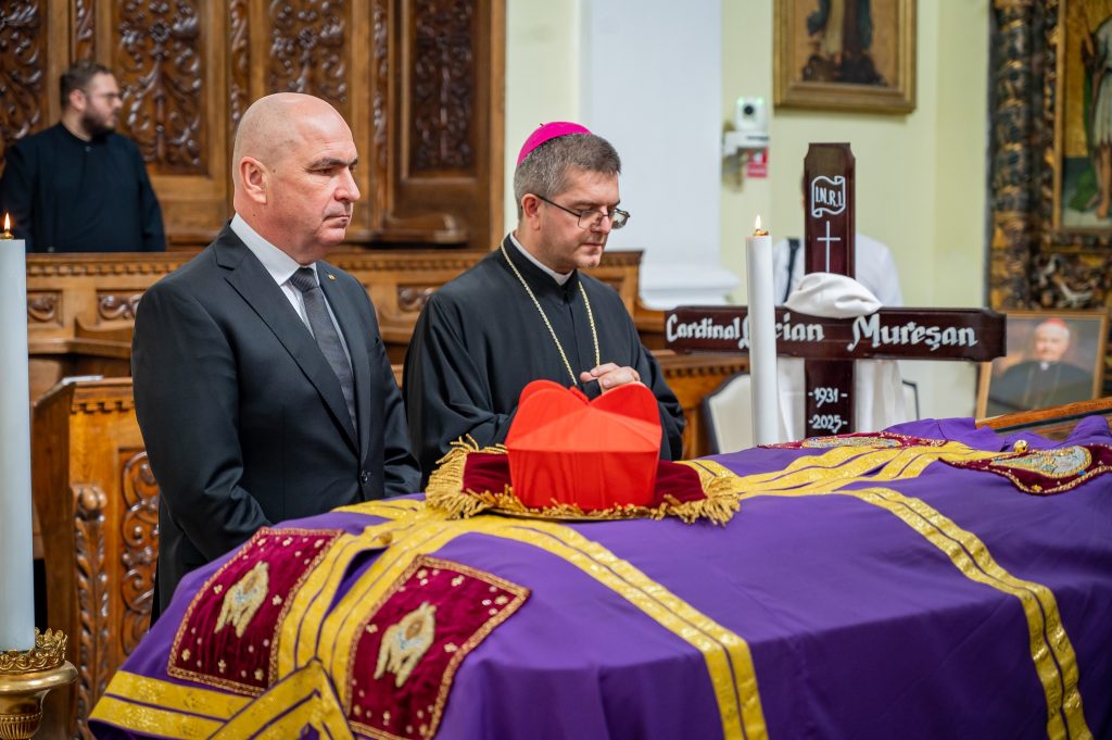 Premierul Ilie Bolojan omagiu la catafalcul cardinalului Lucian Muresan