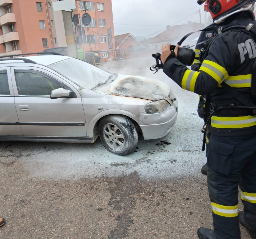 O masina a fost cuprinsa de flacari in Alesd